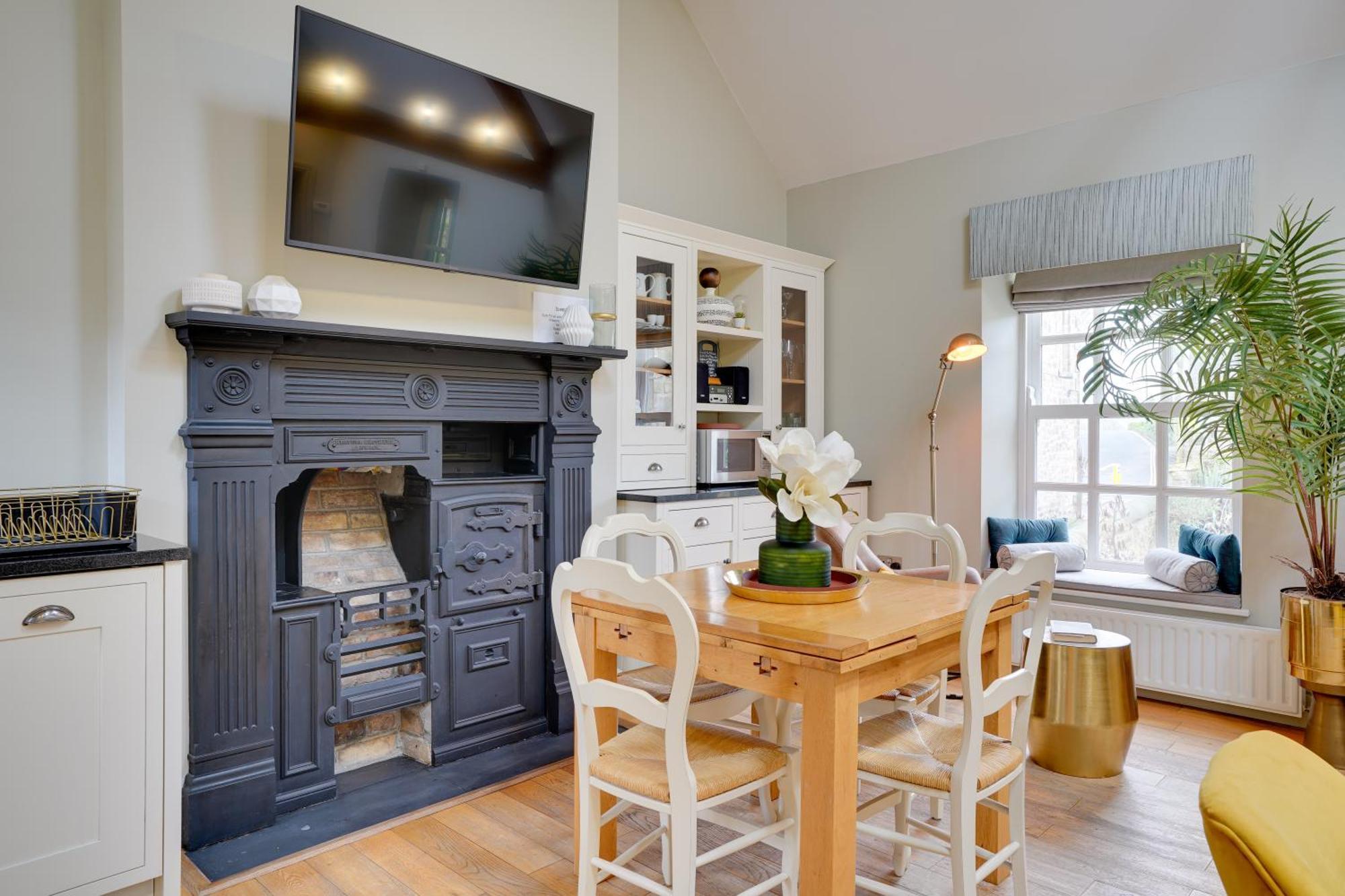 Pope Lodge: Stunning Stone Coach House Conversion Holiday home