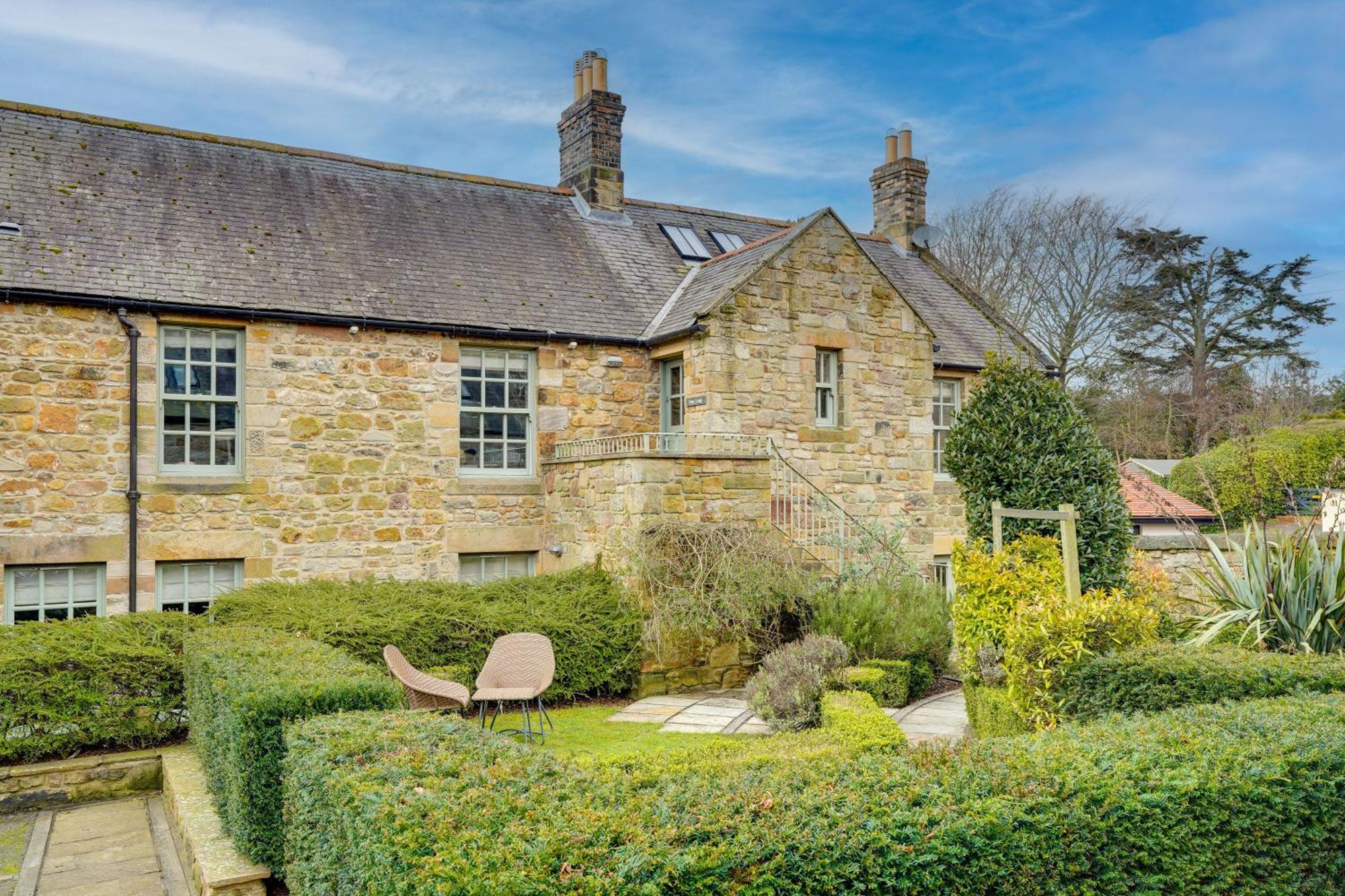 Pope Lodge: Stunning Stone Coach House Conversion * Alnmouth