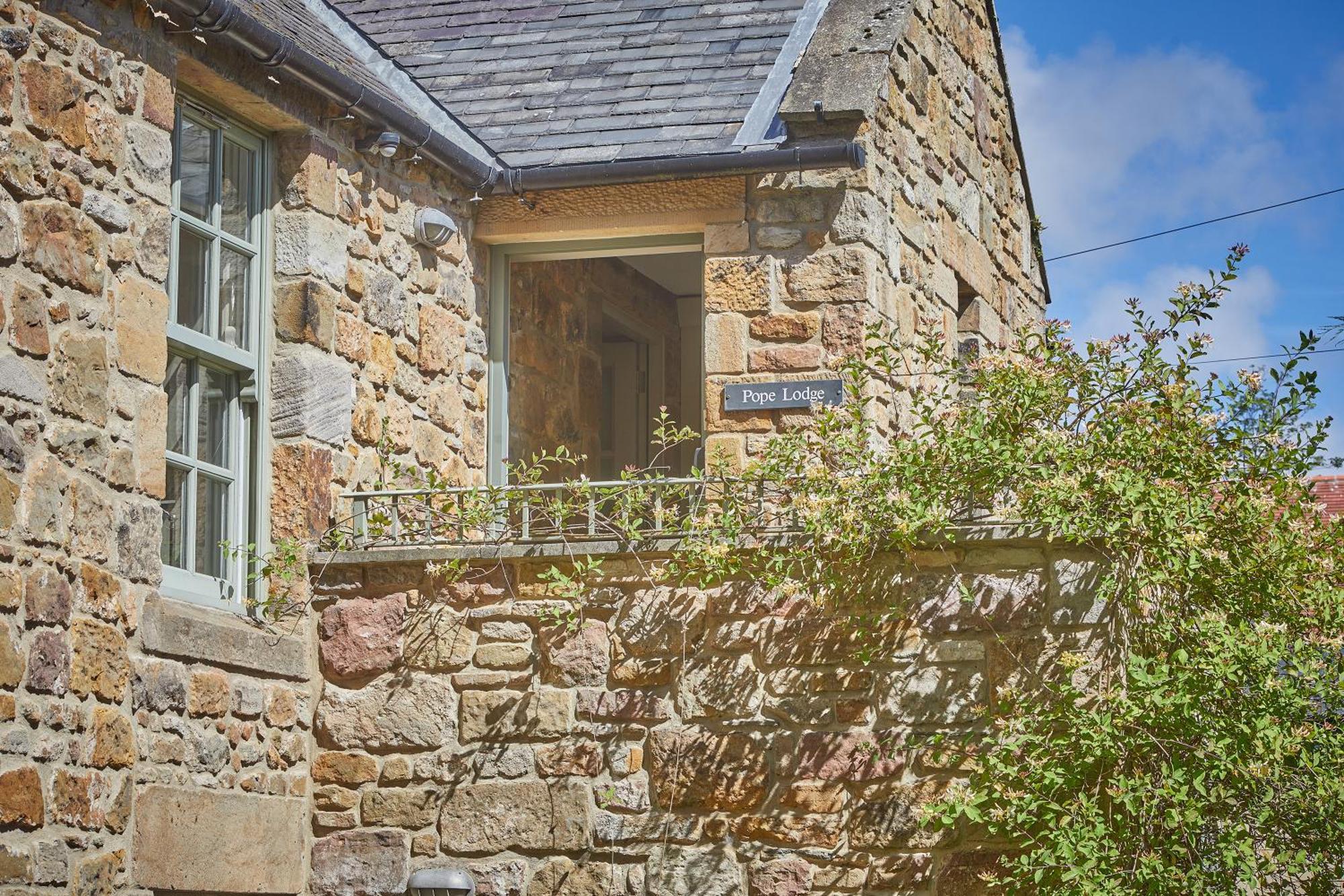 Pope Lodge: Stunning Stone Coach House Conversion Holiday home *